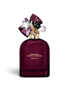 euaden Marc Jacobs Perfect Absolute kadın parfümü, koyu mor cam şişesi ve üzerinde ikonik süslemeleriyle 100 ml EDP