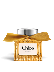 euaden Chloe Le Nectar Parfum Intense, altın sarısı cam şişesi ve zarif kurdele detayıyla lüks kadın parfümü.