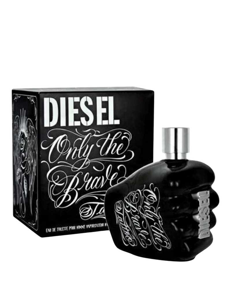 Euaden Diesel Only The Brave Tattoo erkek parfümü, yumruk şeklinde siyah şişe ve üzerinde beyaz dövme desenli kutu