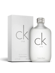 euaden Calvin Klein CK One unisex parfüm, ikonik buzlu cam şişesi ve beyaz kutusu ile ferah narenciye kokusu.