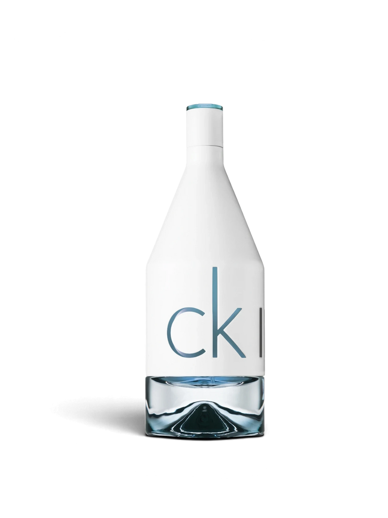 Euaden Calvin Klein IN2U erkek parfümü, beyaz şişe tasarımı ve modern mavi logo detaylarıyla ferah odunsu koku