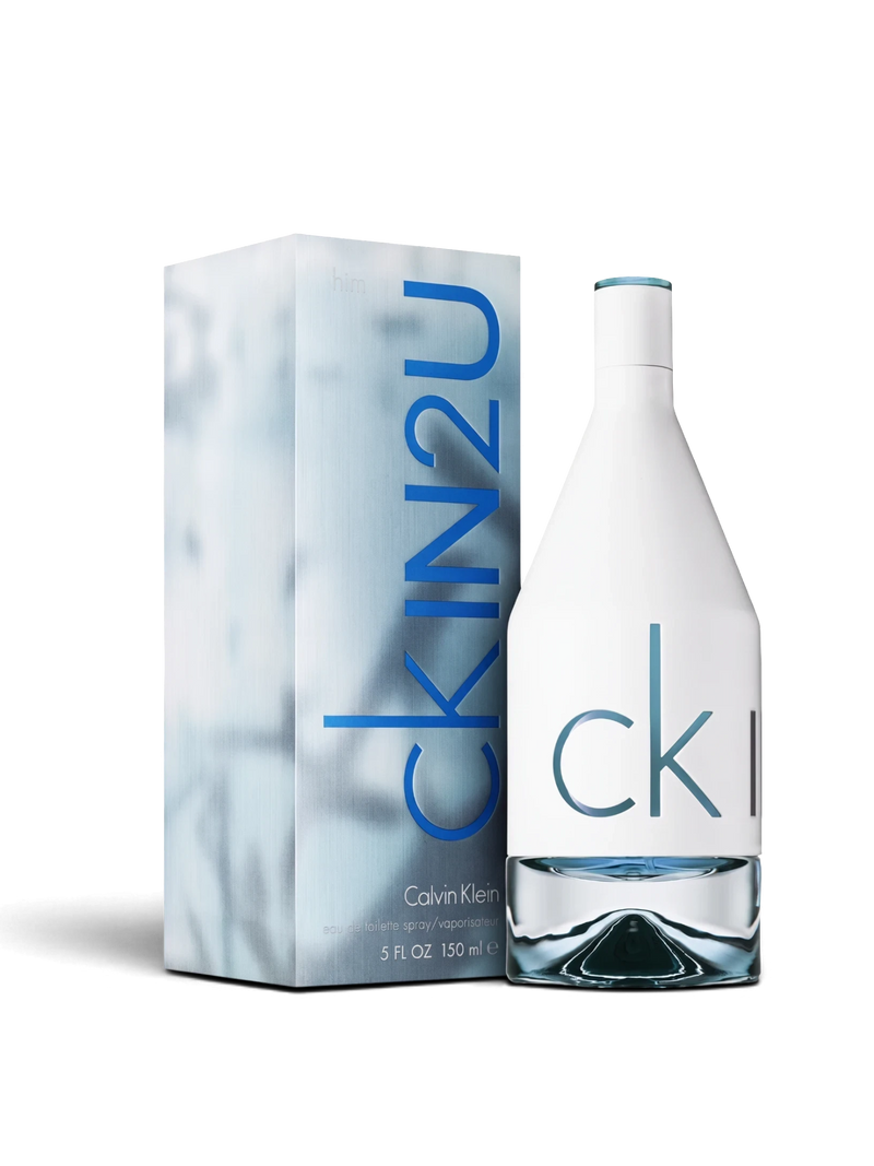 euaden Calvin Klein IN2U erkek parfümü, beyaz şişe tasarımı ve mavi detaylı kutusu ile modern ve ferah bir koku.