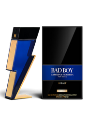 Euaden tarafından sunulan, ikonik şimşek formunda mavi ve altın renkli Carolina Herrera Bad Boy Cobalt erkek parfümü.