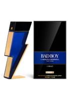 Euaden tarafından sunulan, ikonik şimşek formunda mavi ve altın renkli Carolina Herrera Bad Boy Cobalt erkek parfümü.