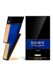 Euaden tarafından sunulan, ikonik şimşek formunda mavi ve altın renkli Carolina Herrera Bad Boy Cobalt erkek parfümü.