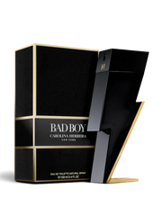 Euaden koleksiyonundan şimşek formunda siyah şişeli Carolina Herrera Bad Boy erkek parfümü ve kutusu.