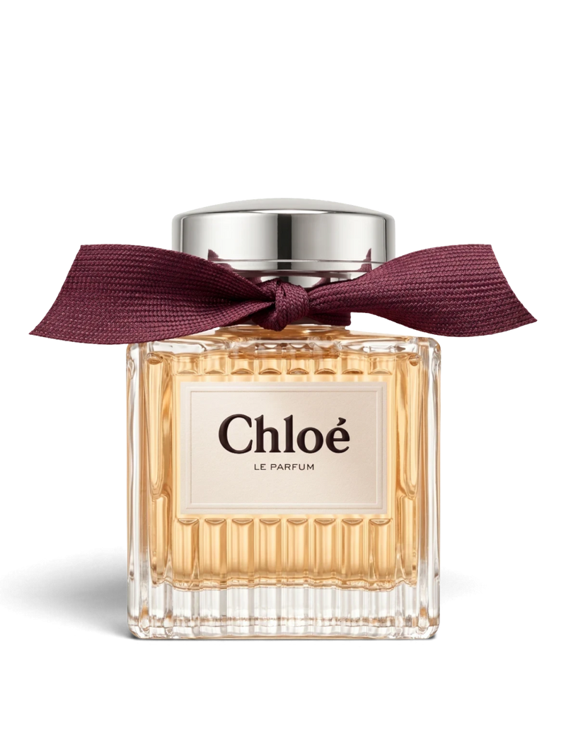 Euaden Chloé Le Parfum kadın parfümü, ikonik pileli cam şişesi ve zarif bordo kurdele detayı ile şık bir görünüm.