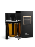 euaden Dior Homme Parfum erkek parfümü, şık siyah kutusu ve kehribar renkli cam şişesiyle lüks bir görünüm sunuyor.