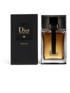 euaden Dior Homme Parfum erkek parfümü, şık siyah kutusu ve kehribar rengi cam şişesi ile lüks bir tasarım sunuyor.
