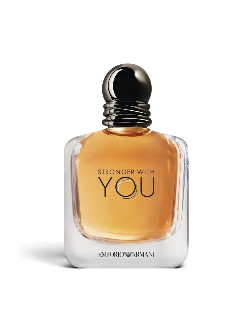 euaden Emporio Armani Stronger With You erkek parfümü, kehribar renkli cam şişesi ve şık siyah kapağı ile.
