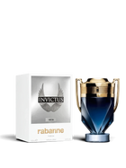 euaden Paco Rabanne Invictus Parfum erkek parfümü, kupa şeklinde lacivert cam şişesi ve gümüş renkli kutusu ile.