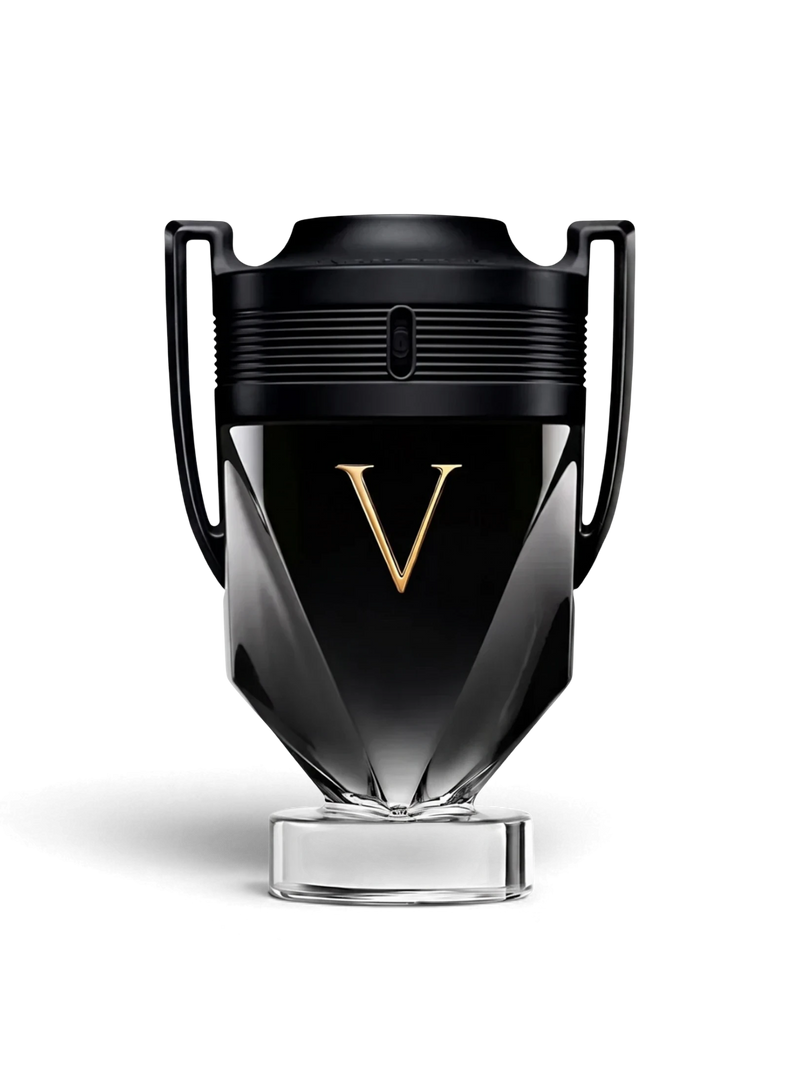 euaden Paco Rabanne Invictus Victory erkek parfümü, kupa şeklinde siyah cam şişe ve altın V harfi detayı