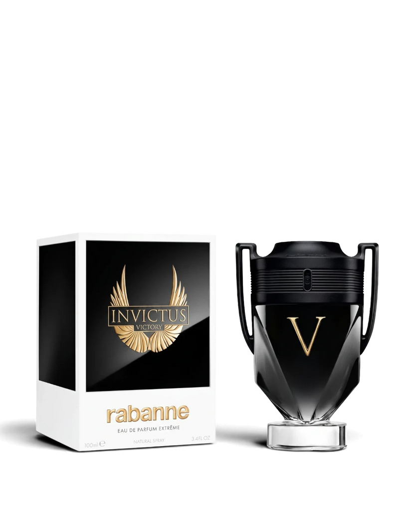 euaden Paco Rabanne Invictus Victory erkek parfümü, kupa şeklinde siyah cam şişesi ve altın detaylı kutusu ile